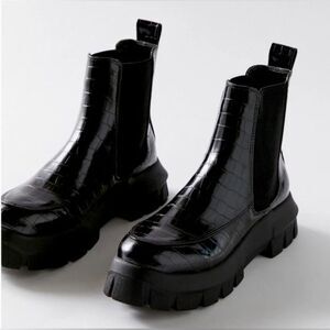 Brand New Urban Outfitters Eden Chelsea Black Platform Boots Size 8